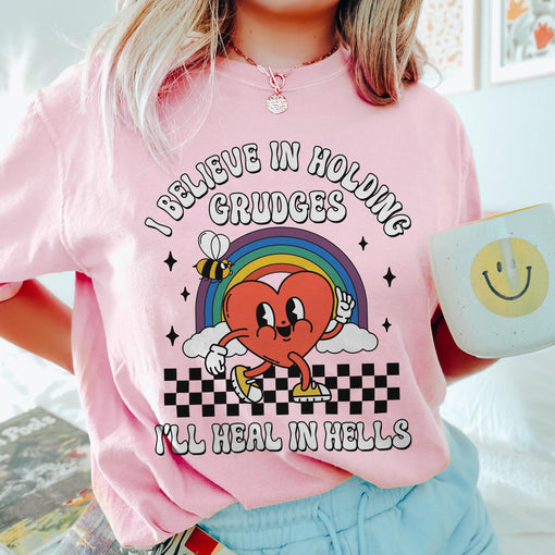 Sandjest Funny T-Shirt I Believe in Holding Grudges Groovy Retro StyleGift for Women Girl Friend