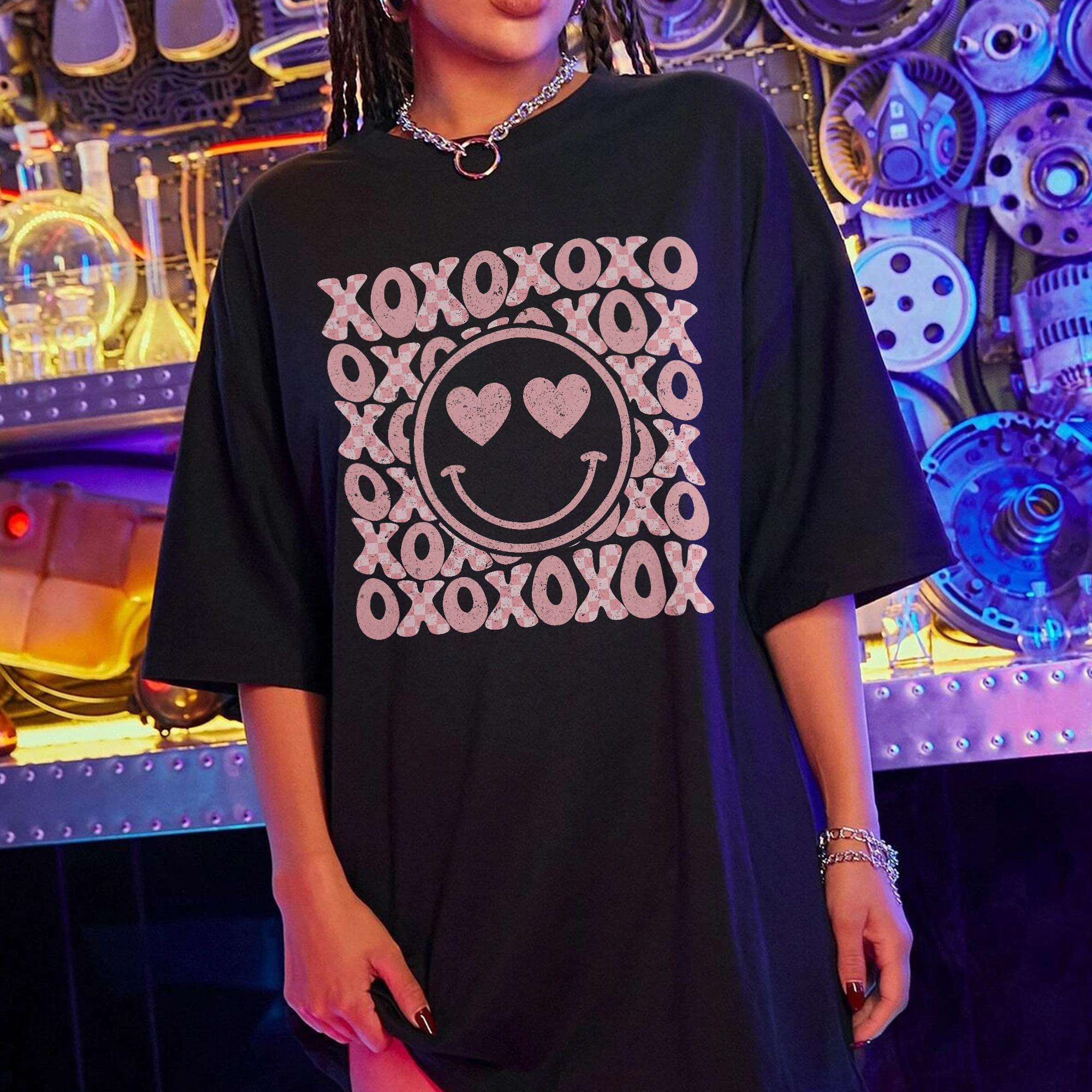 Sandjest Valentine Heart T-shirt Gift for Wife Girlfriend Retro Style Smiling Face